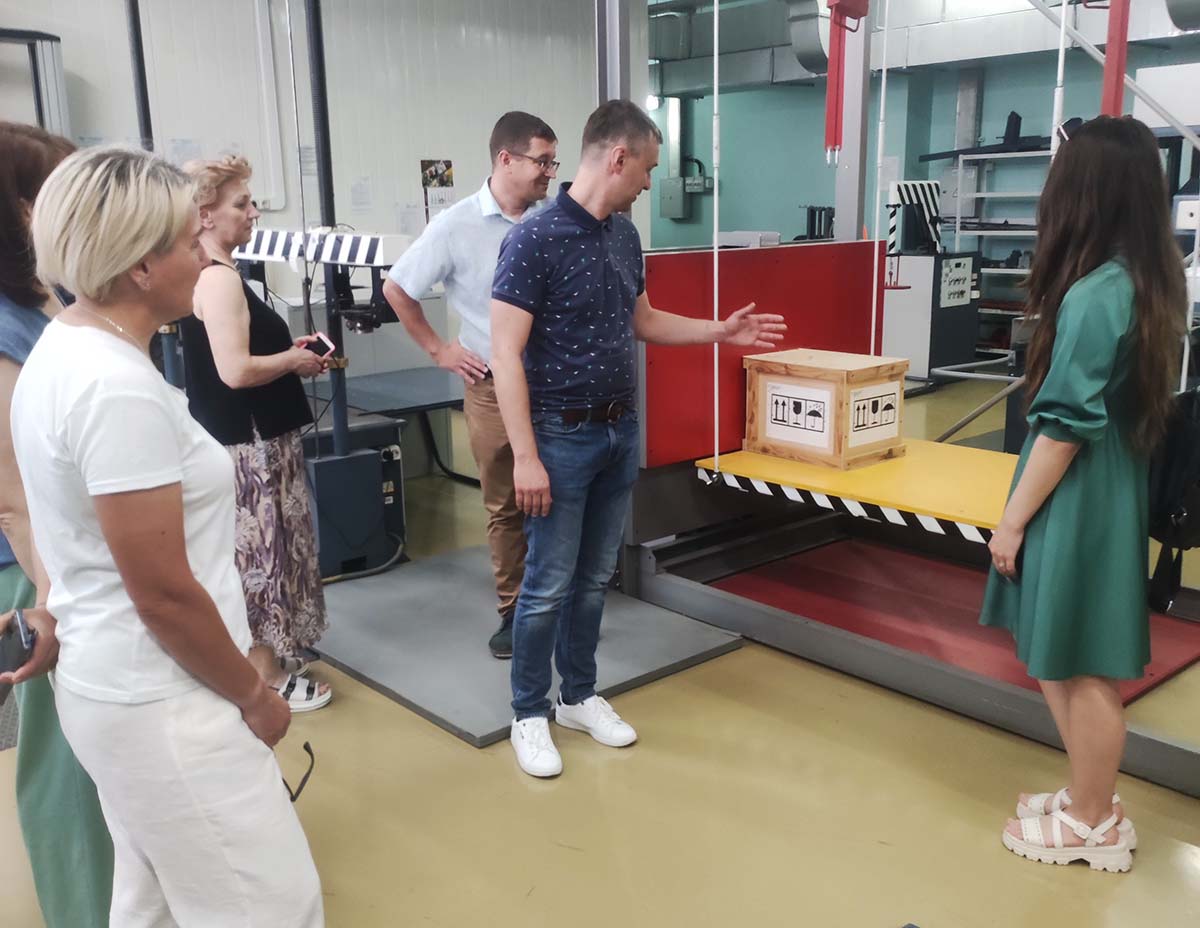 Представителям бизнеса презентовали возможности Красноярского ЦСМ по испытаниям мебели