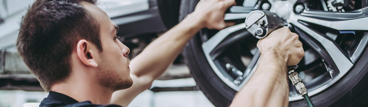 Эксперты Красноярского ЦСМ призывают автолюбителей пользоваться только проверенными шиномонтажными мастерскими