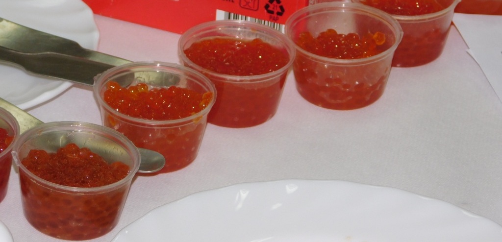 В ходе мониторинга красной икры в «Красноярском ЦСМ» эксперты сняли с дегустации 60% небезопасных образцов.