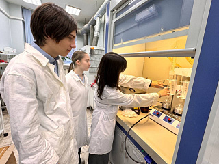 Лицеисты проверяют качество пельменей в лаборатории